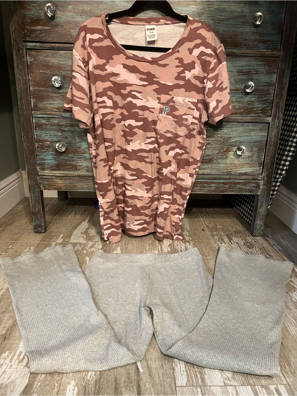 VGUC💗PINK VS 2 pc Sz-M SET!Cotton Rib Flare Leggings&Campus Pink Camo PocketTee! - Picture 2 of 9